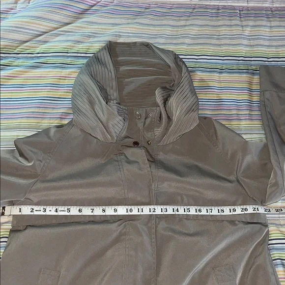 Gallery Light Gray Pleated‎ Hood Trench Coat LP - Picture 4 of 6